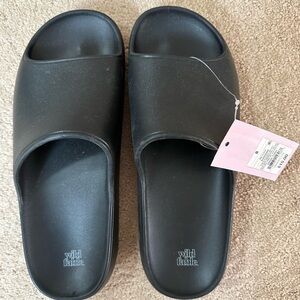 Wild Fable Black Slides sz 8